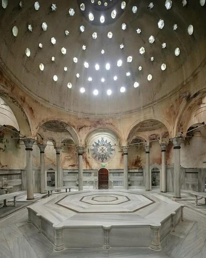 De marmeren binnenruimte met koepel van Ada Saray Hamam